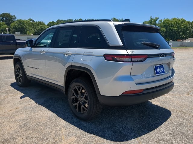 2026 Jeep Grand Cherokee Laredo Altitude