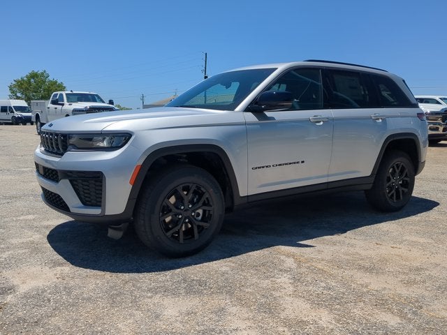 2026 Jeep Grand Cherokee Laredo Altitude